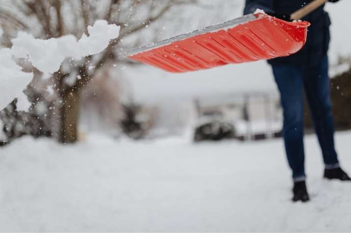 commercial walkway clearing and de-icing